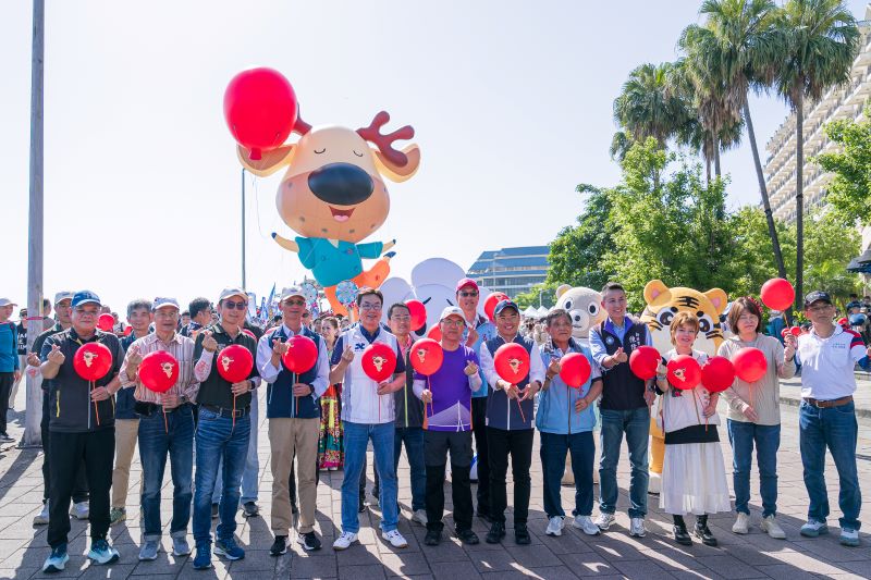 《圖說》幸福小鹿帶領大家出發踩街遊行。〈客家局提供〉