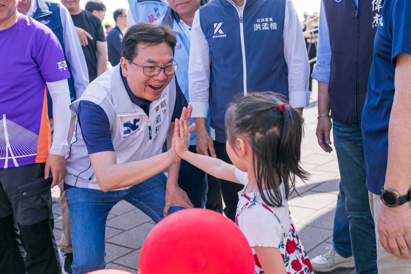《圖說》新北市劉和然副市長與熱情的小朋友互動。〈客家局提供〉
