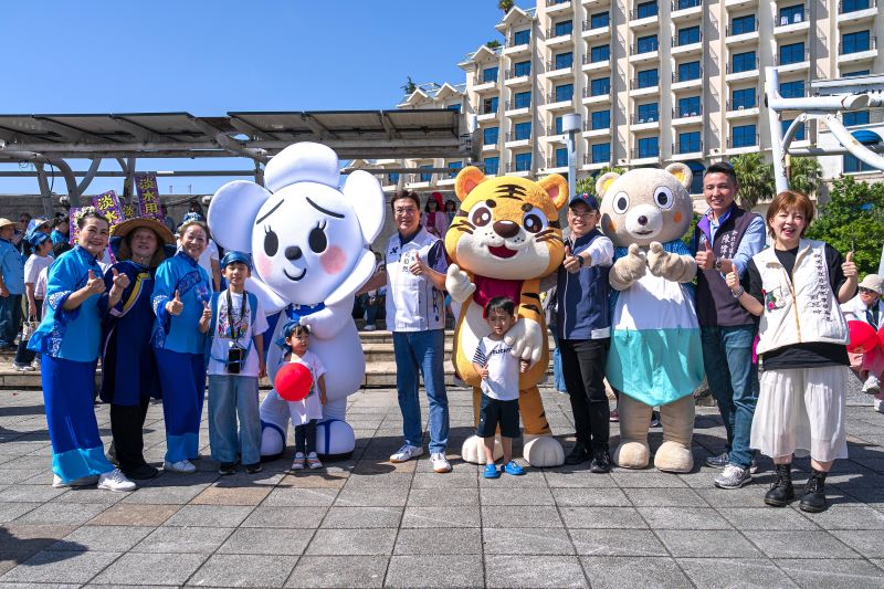 《圖說》新北市劉和然副市長與發桐醬與平安虎與新北小客合影。〈客家局提供〉