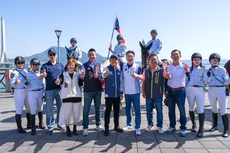 《圖說》新北市劉和然副市長及客家局長劉冠吟與騎警隊合影。〈客家局提供〉