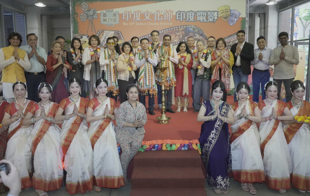 「2026印度文化節—印度電影」與會賓客共同點燈，祝福活動順利。