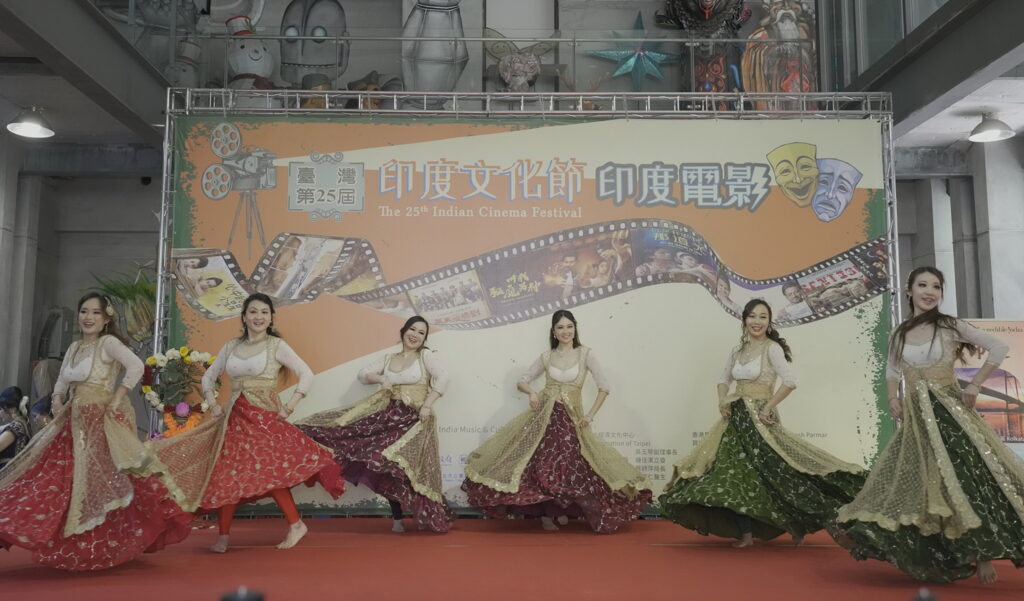 臺灣印度舞團展現熱情舞姿。