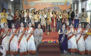 《圖說》「2026印度文化節—印度電影」與會賓客共同點燈，祝福活動順利。〈文化局提供〉