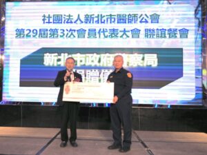 《圖說》新北市醫師公會理事長顏鴻順代表公會捐贈，新北市警察局長方仰寧代表受贈。〈警察局提供〉