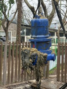 《圖說》八里P04揚水站進行泵浦吊運清理作業。〈水利局提供〉