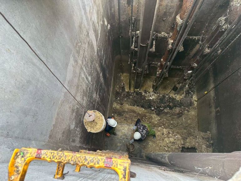 《圖說》操作人員於揚水站進行槽底清淤作業。〈水利局提供〉