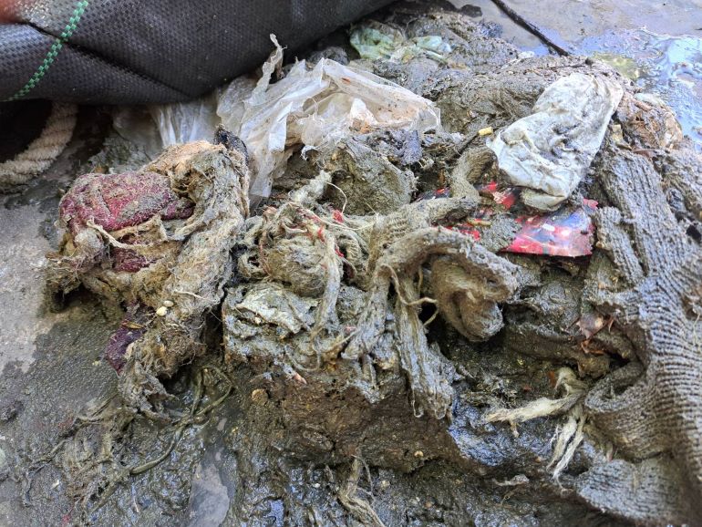 《圖說》操作人員於揚水站泵浦清理出大量棉絮、破布與垃圾。〈水利局提供〉