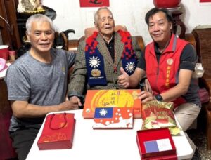 《圖說》新北市榮民服務處輔導組組長陳重榮(右)訪視百歲榮民林伯伯(中)，向林伯伯祝賀壽誕。〈新北榮服處提供〉