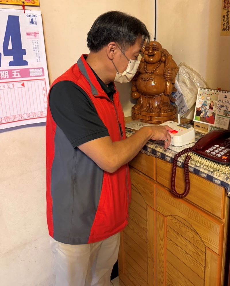 《圖說》陳重榮組長於榮民家中測試輔導會遠距居家照顧系統。