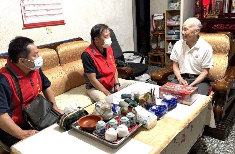 《圖說》新北市榮服處服務團隊訪視榮民黃伯伯(右)，關懷並致贈營養品。〈新北榮服處提供〉