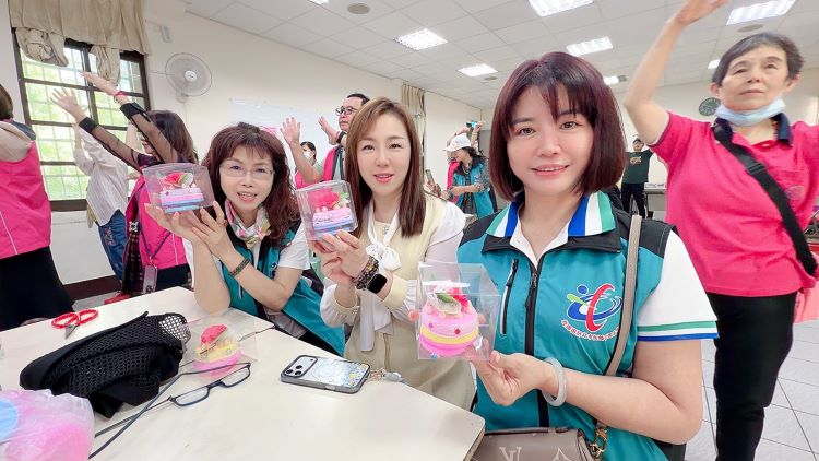 《圖說》新北市關懷婦幼協會創會長劉美芳議員（中）也DIY製作康乃馨音樂鈴，準備贈送給弱勢家庭的母親。〈主辦單位提供〉