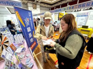 《圖說》5月12日輔仁大學新北站，現場設有「新北市青年局資源站」，提供職涯品牌「新北有課UKO」培力課程、職涯諮詢和實習體驗等相關免費資源，協助青年從校園順利銜接職場，圖為資料照片。〈青年局提供〉