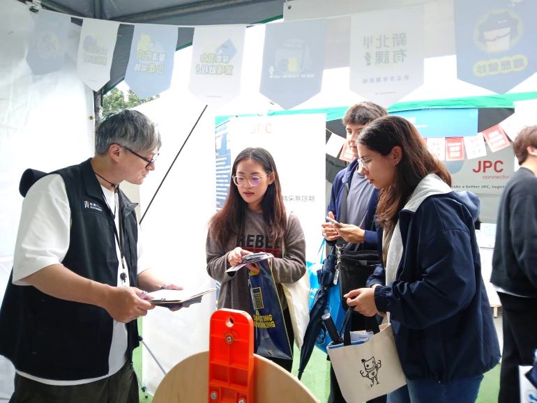《圖說》5月12日輔仁大學新北站，民眾可免費參加上午場「職涯體驗站」，現場設有「新北市青年局資源站」，提供職涯品牌「新北有課UKO」培力課程、職涯諮詢和實習體驗等相關免費資源，圖為資料照片。〈青年局提供〉
