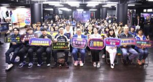 《圖說》2025年新北電競爭霸戰圓滿落幕，來自全台各地的電競好手齊聚一堂，展現新北電競產業蓬勃發展的能量與凝聚力，圖為開幕合照，前排右三經發局長盛筱蓉。〈經發局提供〉