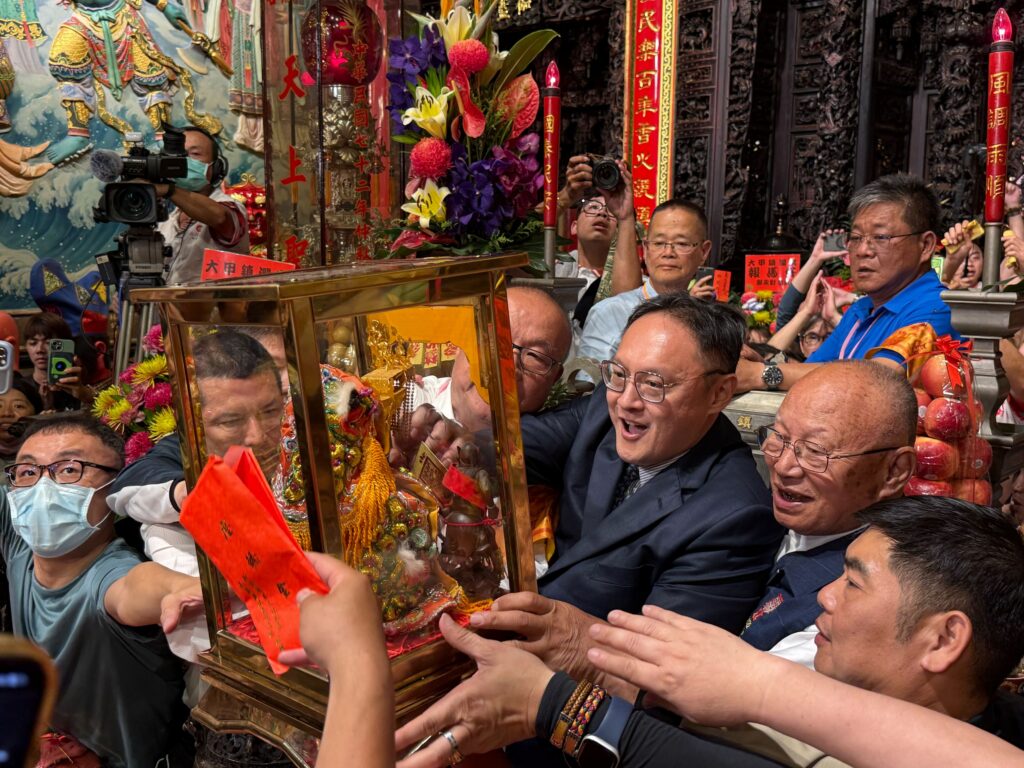 鄭副市長與廣大信眾虔誠恭迎媽祖安座