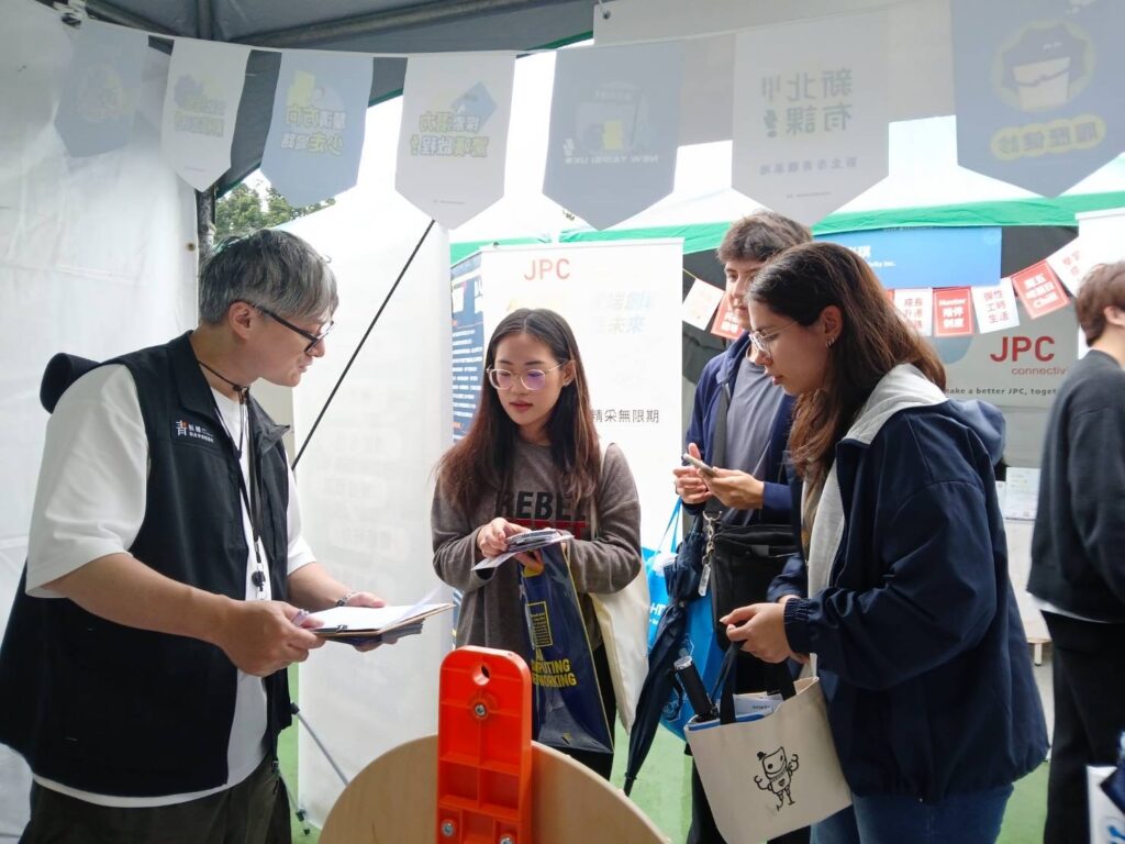 5月12日輔仁大學新北站，民眾可免費參加上午場「職涯體驗站」，現場設有「新北市青年局資源站」，提供職涯品牌「新北有課UKO」培力課程、職涯諮詢和實習體驗等相關免費資源。