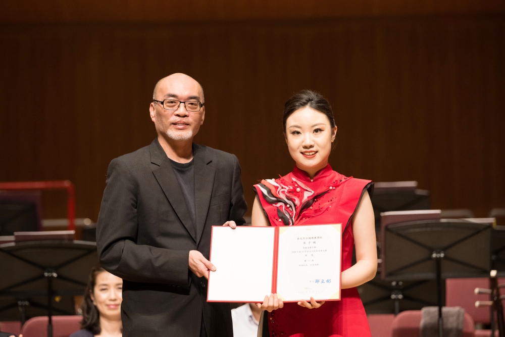 02臺北市民族器樂大賽第一名宋子璇；頒獎人鄭立彬