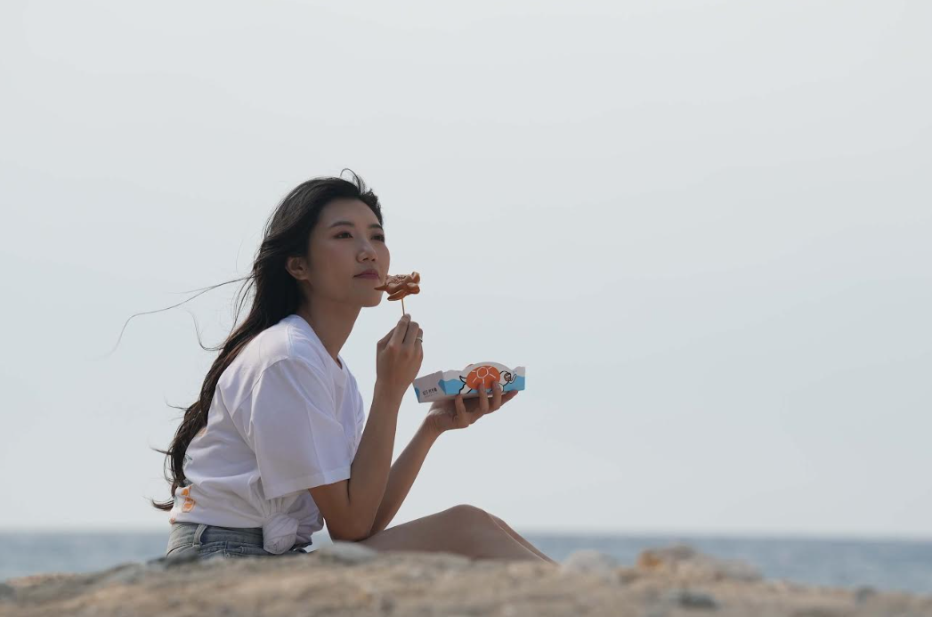 強風警報吹出女神感！林希子小琉球拍CF 長髮狂捲破浪反而更美