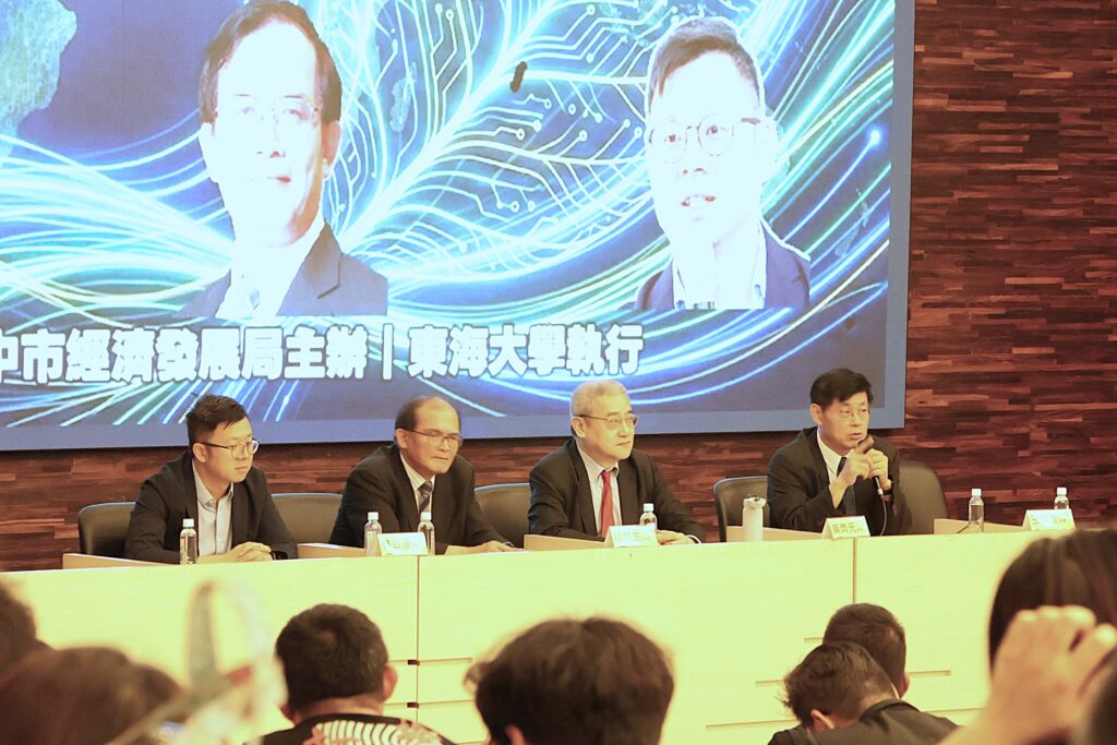 圖說五，計畫主持人王鳳奎教授右1指出，全球產業正面臨結構性分化，能夠整合AI能力的