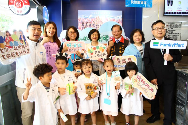 《圖說》小小營養師出任務成功合影。〈衛生局提供〉
