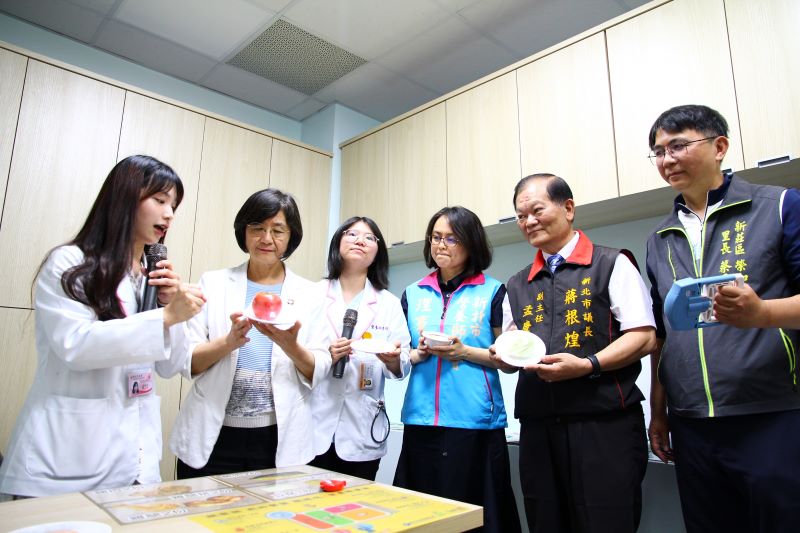 《圖說》新莊區營養推廣中心示範營養篩檢與衛教。〈衛生局提供〉