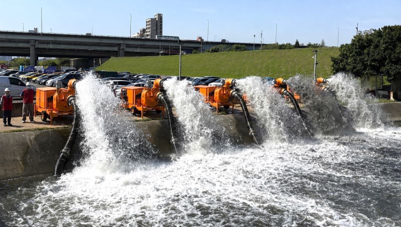 《圖說》新北市移動式抽水機共有80台，可因應不同淹水事件使用，達到快速搶救災效果。〈水利局提供〉