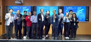 《圖說》龍華科技大學與Garmin舉行「國際領航充電未來人才培育計畫」合作備忘錄簽約儀式，雙方代表齊聚合影，打造國際航電人才培育新藍圖。〈龍華科大提供〉