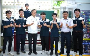 《圖說》模具科同學開心拿著不鏽鋼湯匙與西洋棋成品和張明文局長合影。〈教育局提供〉