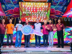 《圖說》林口新林福德宮善舉捐贈新北消防局災情勘查車，右起；副主委蘇文福、副主委顏慶偉、副主委張根地、消防局長陳崇岳、主委吳輝晃、議員蔡淑君、副主委劉世楠、副主委王萬鐘。〈消防局提供〉