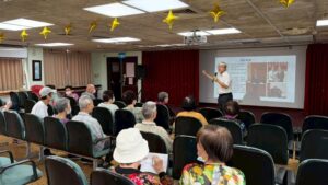 《圖說》八德榮家邀請專業講師向住民長輩進行防詐騙宣導，透過案例分享與互動講解，強化長輩辨識詐騙手法的能力，提升自我保護意識，現場氣氛專注而熱絡。〈八德榮家提供〉