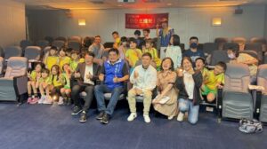 《圖說》新北市新莊區「小小主播營」第四屆開營合影，前排左起；永佳樂有線電視總經理楊明杰、新北市議員蔡健棠、國泰國小校長蔡麗華、教育局專門委員林奕成。〈主辦單位提供〉