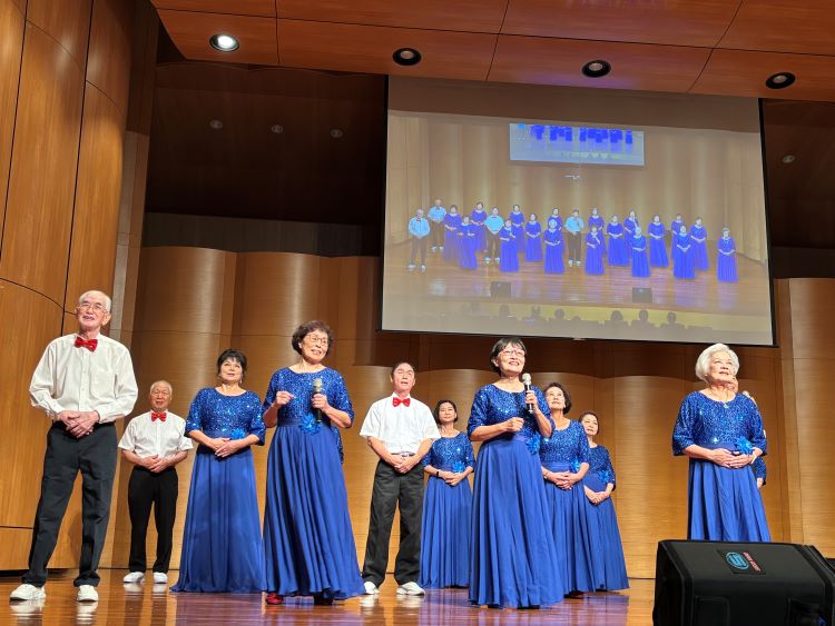 《圖說》表演者的平均年齡為75歲，長輩們身著華服、自信展現活力、高聲歌唱。〈社會局提供〉