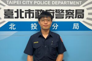 女騎士過彎自摔倒地 北投警上課路過暖伸援 6 施冠宇