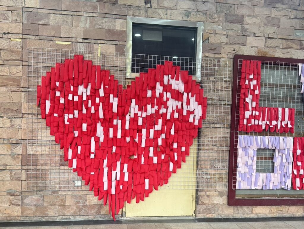 台灣藝術家廖迎晰與鄭皓仁創作的〈希望之牆〉。（圖：廖迎晰提供）