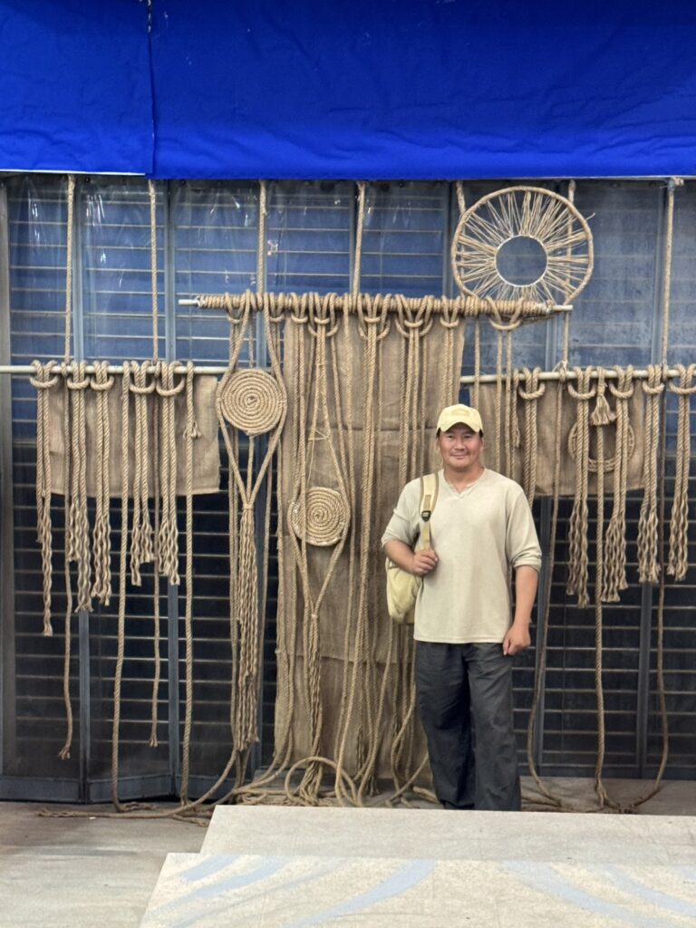 大陸藝術家席拿的繩索纏繞創作。（圖：廖迎晰提供）