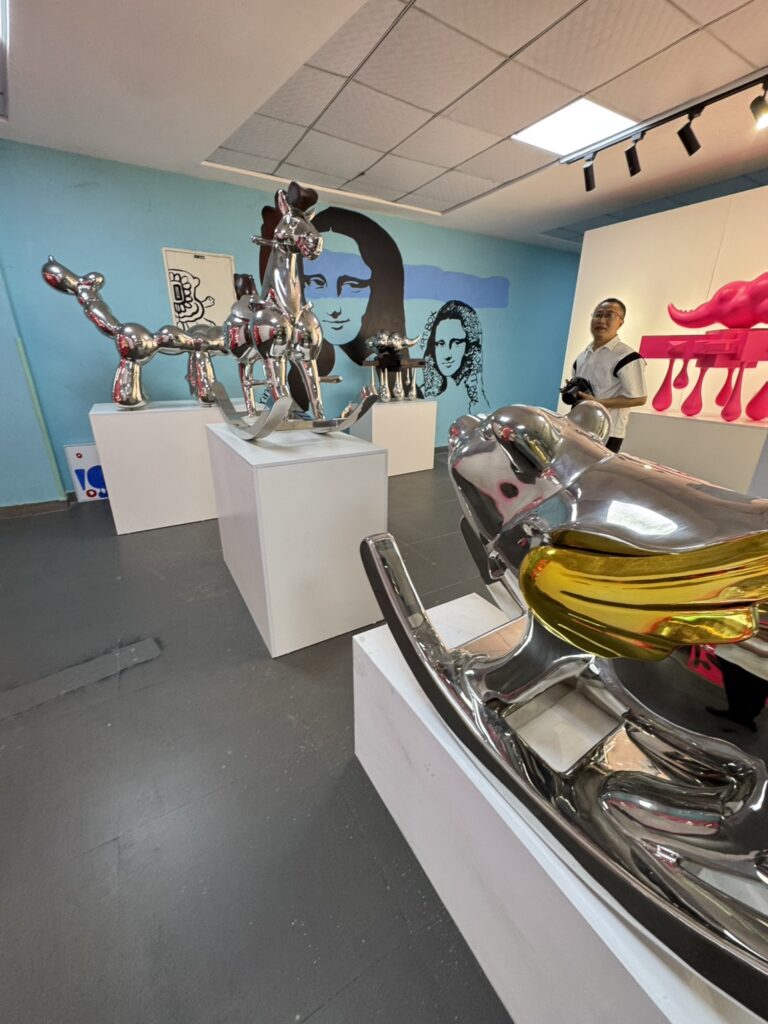 台中市墨海藝術協會理事長廖迎晰創作的美術館。（圖：廖迎晰提供）