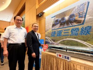 《圖說》捷運局長李政安今日在市政會議進行「捷運三鶯線 幸福在線」專案報告，與侯友宜市長合影。〈捷運局提供〉