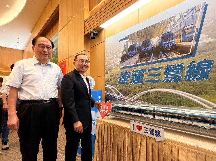 《圖說》捷運局長李政安今日在市政會議進行「捷運三鶯線 幸福在線」專案報告，與侯友宜市長合影。〈捷運局提供〉