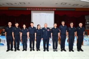 《圖說》警察局長方仰寧〈右五〉與陞職人員合影。〈警察局提供〉