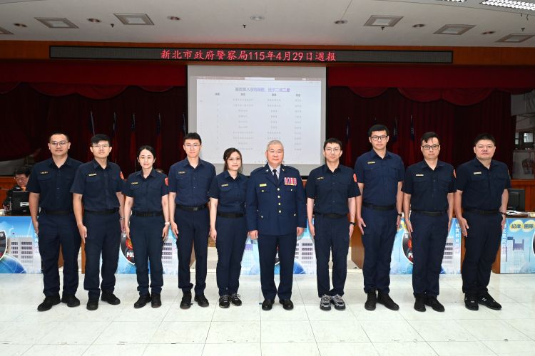 《圖說》警察局長方仰寧〈右五〉與陞職人員合影。〈警察局提供〉