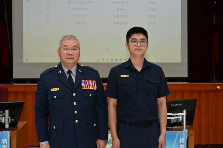 《圖說》警察局長方仰寧與陞職人員板橋分局板橋派出所所長周名鴻合影。〈警察局提供〉