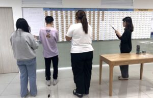 《圖說》新北市政府見習生協助需求機關辦理現場抽籤與順序核對作業--資料照片。〈青年局提供〉