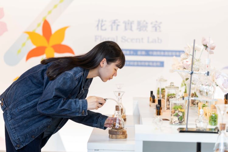 《圖說》A4「花香實驗室」攜手在地品牌「璞草園」，以茶香與木質調構築新北氣味。〈文化局提供〉