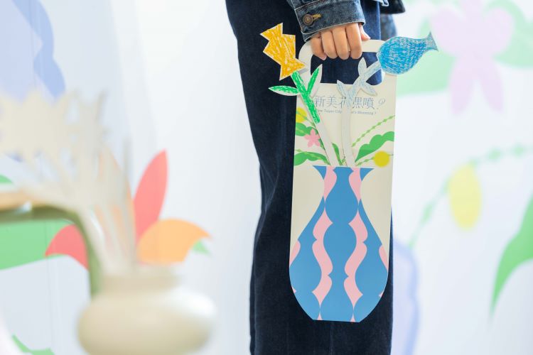 《圖說》A6「花現製造所」則邀請民眾親手創作「新北花束」，將城市記憶轉化為可帶回家的生活物件。〈文化局提供〉