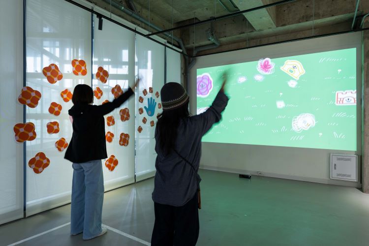 《圖說》A2展區「掌花READY……GO！」觀眾可透過雙手的律動與揮舞，讓身體成為設計轉譯的一部分。〈文化局提供〉