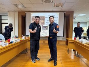 《圖說》板橋分局長彭正中〈右〉與慈惠宮賴主委簽署自律約制書。〈板橋分局提供〉