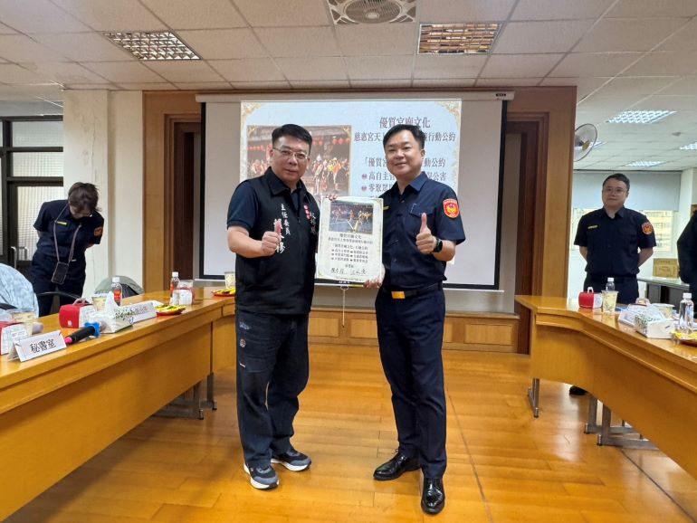 《圖說》板橋分局長彭正中〈右〉與慈惠宮賴主委簽署自律約制書。〈板橋分局提供〉