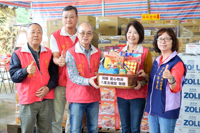 《圖說》八里五福宮十年來捐贈不斷，此次捐贈白米、罐頭及餅乾等各類民生物資共935箱，由社會局副局長許秀能(右一)代表受贈。〈社會局提供〉