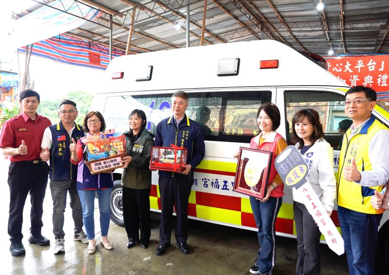 《圖說》八里五福宮捐贈高頂救護車、AED貼片，未來將優先用於淡水、八里及三芝區使用。〈社會局提供〉