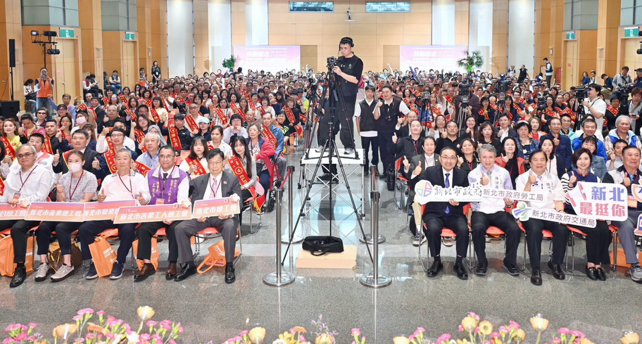 五一勞動節前夕　侯友宜表揚243名新北模範勞工與優良駕駛　感謝他們的專業表現及貢獻